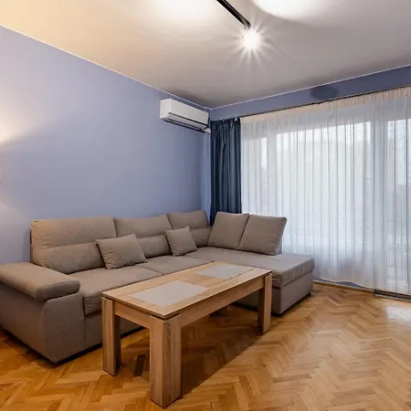 Peaceful With Free Parking Apartament
