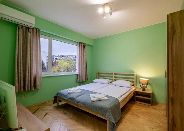 Peaceful With Free Parking וארנה