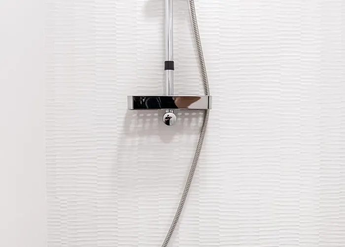 Peaceful With Free Parking דירה *