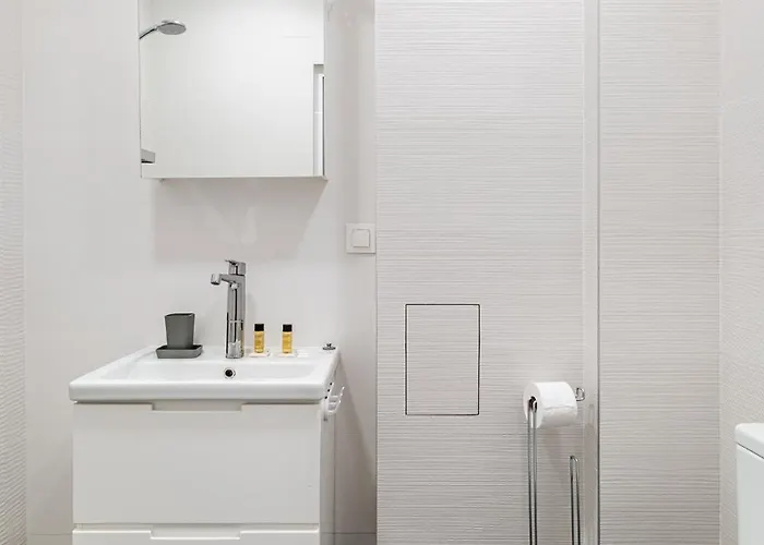 Peaceful With Free Parking דירה *