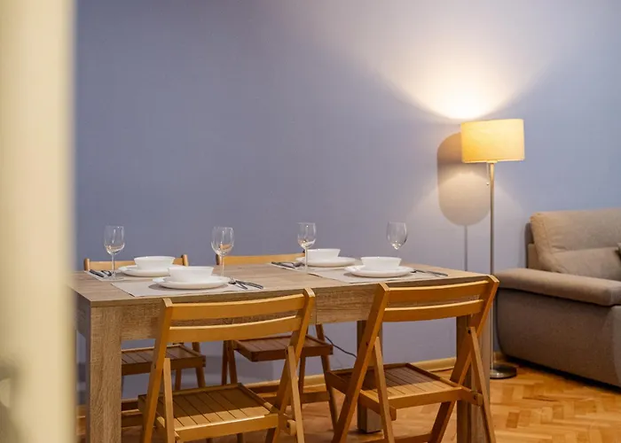 Peaceful With Free Parking דירה *